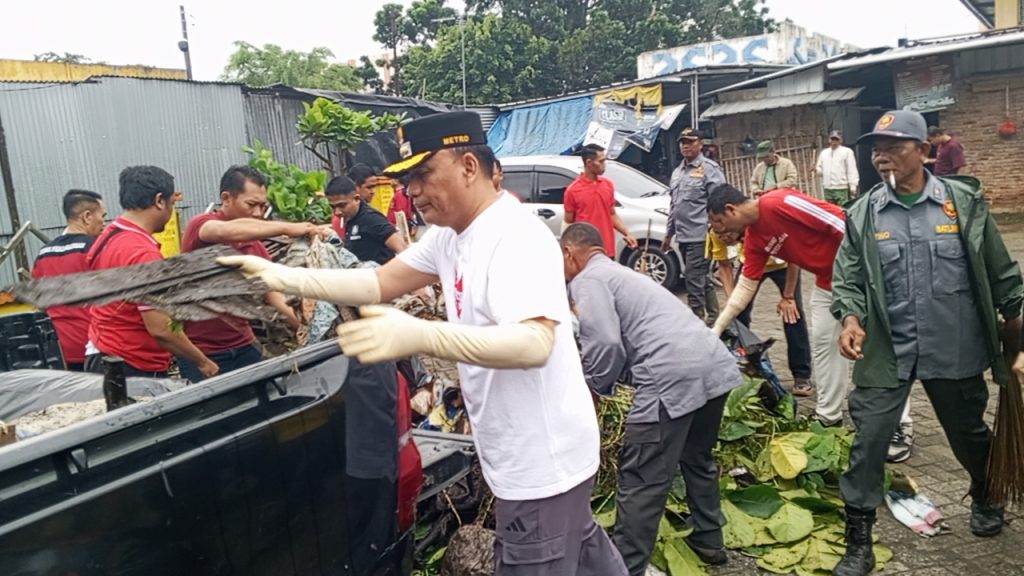 Walikota Pimpin Gerakan Bersih Bersih (Korve) Pasar Metro