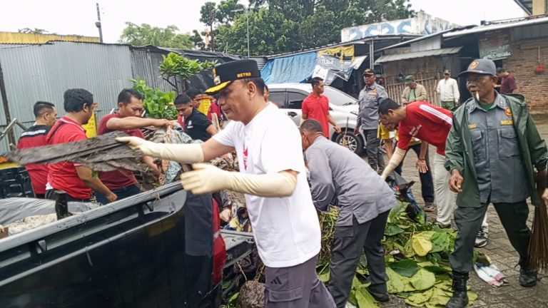 Walikota Pimpin Gerakan Bersih Bersih (Korve) Pasar Metro