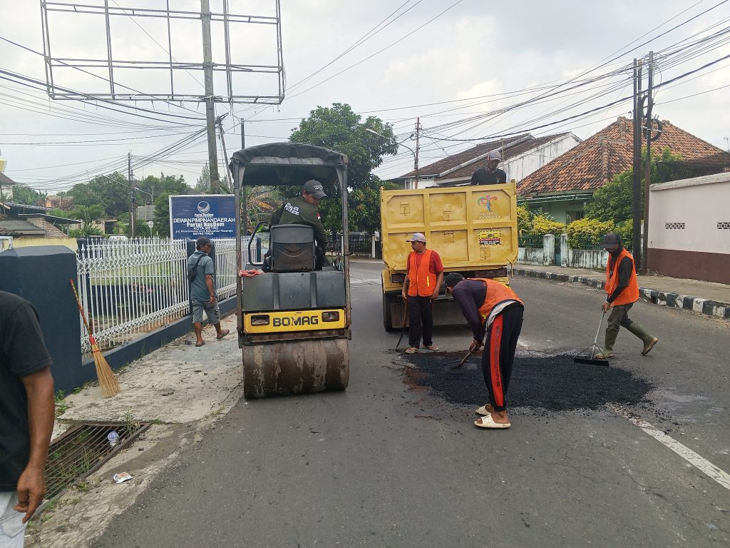 Pemeliharaan Jalan Sosro Sudarmo dan Diponegoro Upaya Pemkot Metro Beri Layanan Terbaik Untuk Masyarakat